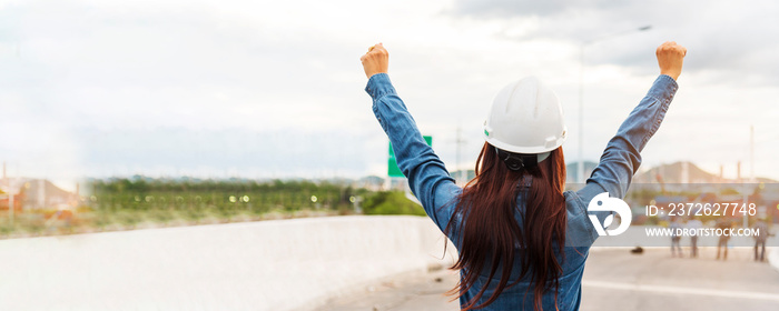 横幅女工程师企业家建筑行业工人。全景女工程师工作人员