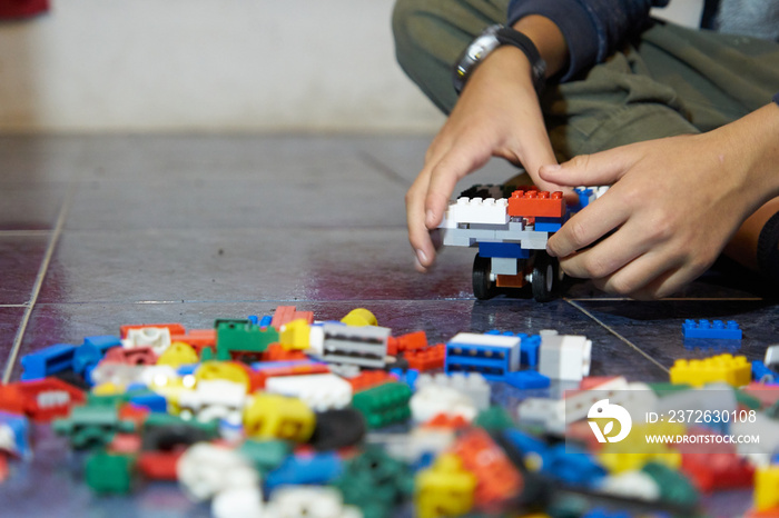 Niño Latinoamericano jugando con ladrillitos lego