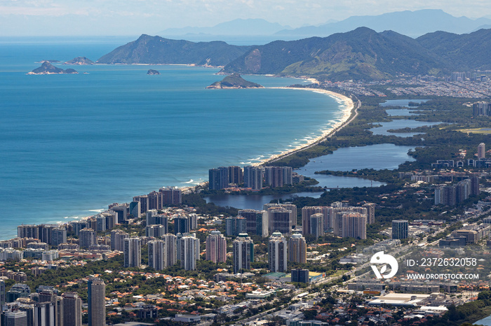 巴西里约热内卢的Barra da Tijuca沿海社区，从高处俯瞰