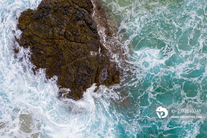 考艾岛北岸卢马海海滩海浪拍打岩石的无人机鸟瞰图