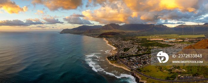 黄金时段夏威夷瓦胡岛西海岸纳纳库利和麦利的全景航拍照片
