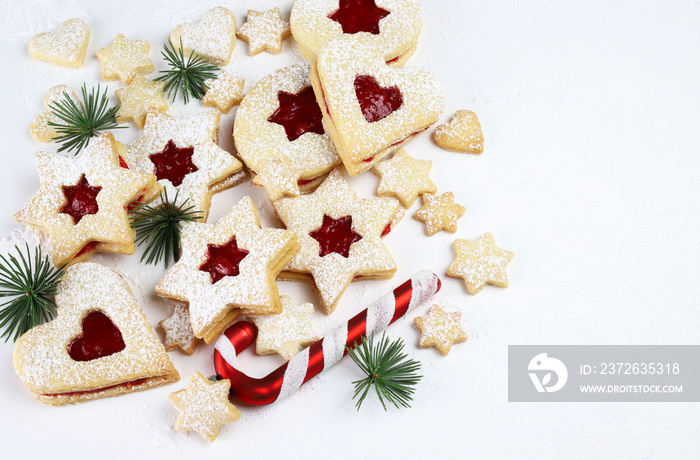 Biscotti natalizi Linzer fatti in casa. Biscotti con pasta frolla e marmellata di lamponi su fondo b