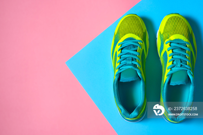 一双彩色背景的运动鞋。粉色和蓝色粉彩背景的新运动鞋，复制sp