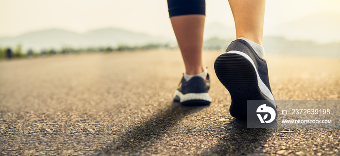 跑步鞋已经准备好离开起点。慢跑锻炼和运动健康的生活方式