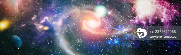 自由空间中的行星和星系的恒星。宇宙中的彩色星云和疏散星团