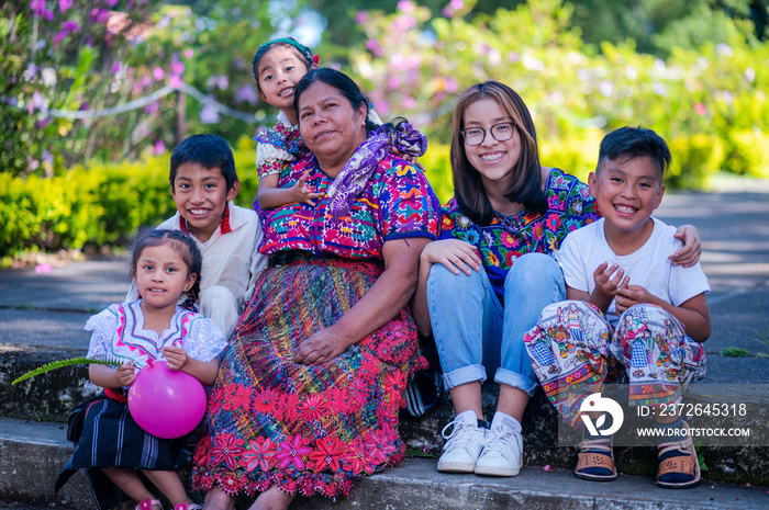 Familia Feliz，abuela y nietos，Familia indina。拉丁家庭疗养院。