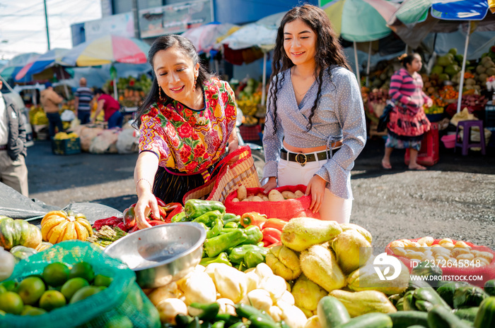 Madre e Hija van al mercado当地一幅蔬菜壁画。