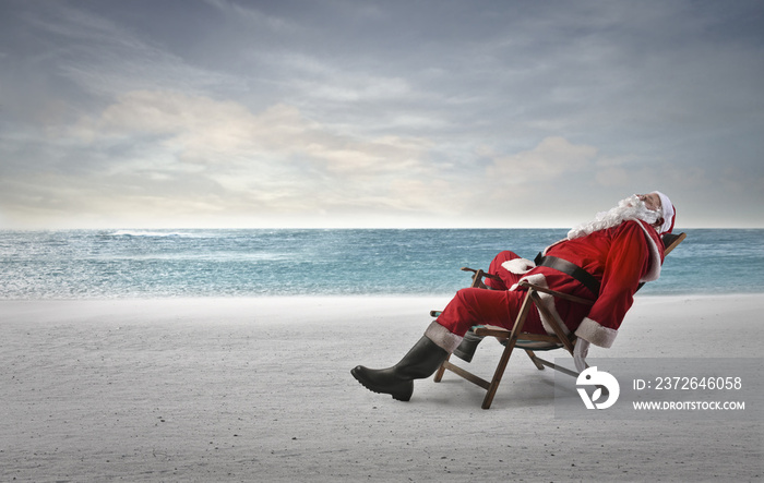 圣诞老人在海滩睡觉