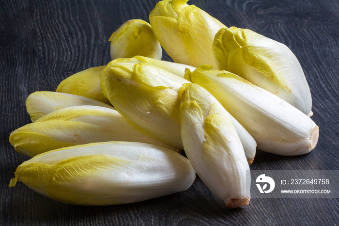 Endives empilées sur fond sombre