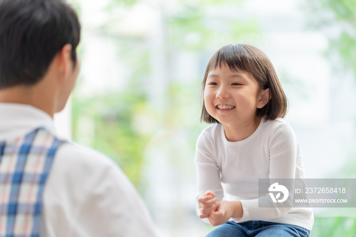 保育園で遊ぶ女の子