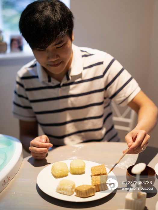 男人在家里装月饼