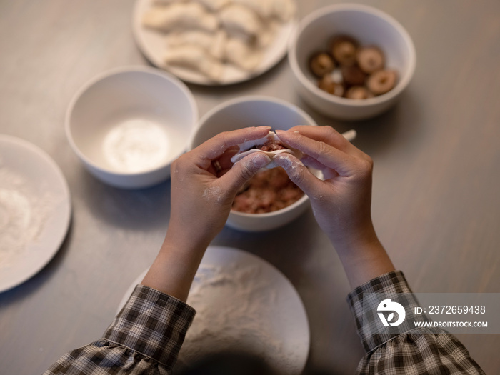 女人在家准备饺子