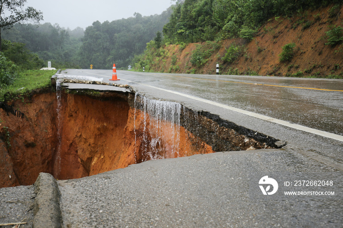 暴雨引发山体滑坡，道路沥青破碎。街道上水泥破碎。道路开裂