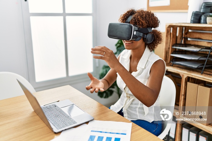 使用虚拟现实眼镜在办公室工作的年轻非裔美国女性