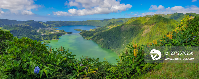 从圣米格塞特城堡的火山口湖俯瞰云朵和蓝天的全景