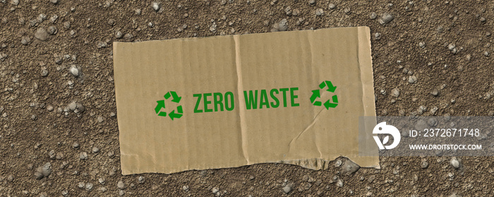 在石头背景上显示ZERO WASTE（零浪费）信息的立方体