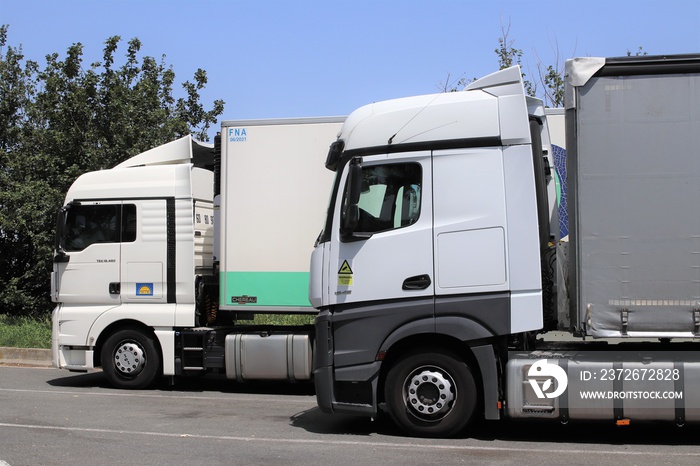 Vue de côté des cabines de 2 camions poids lourd.