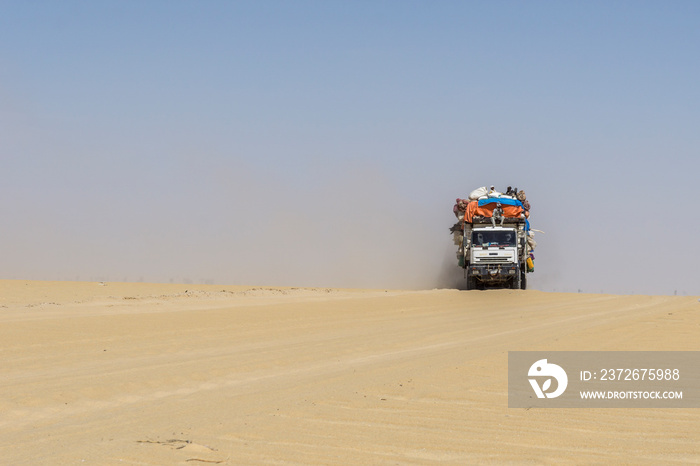 在乍得撒哈拉沙漠运输货物和人员的重载卡车