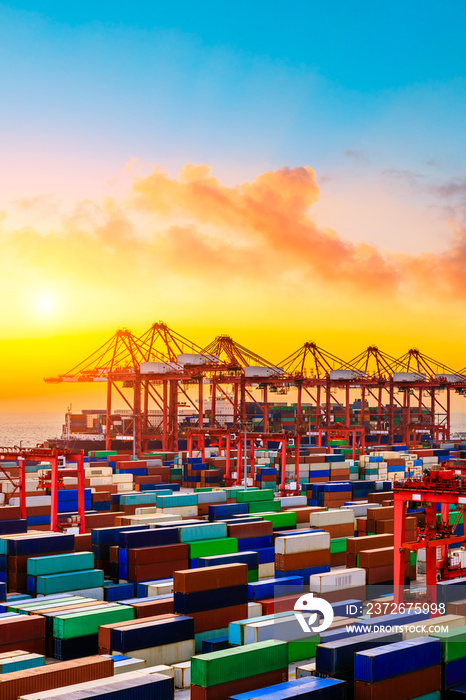 美丽日落下的中国上海工业港口集装箱货运码头。