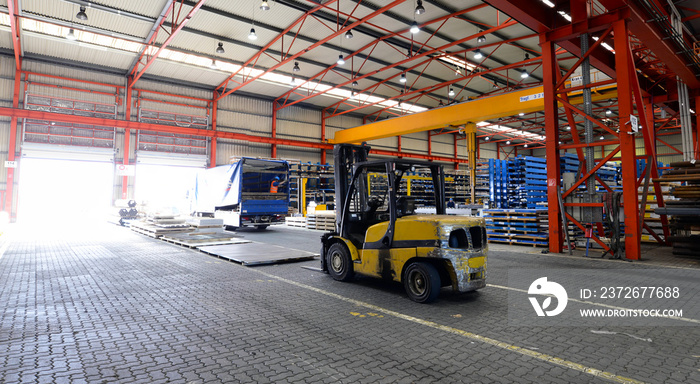 Trade and warehouse for steel in industry company // Logistikhalle im Stahlhandel