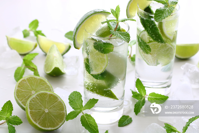 Mojito with fresh lime, mint leaves and ice,モヒート　サマーカクテル