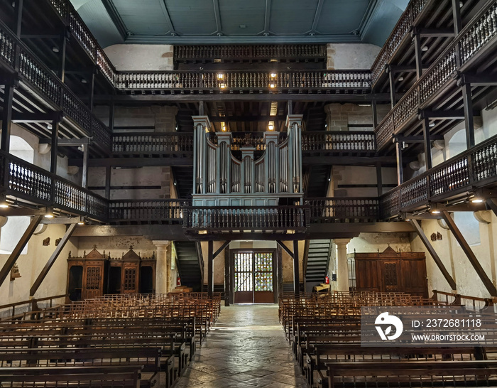 Interior e órgão da Igreja de Saint Pierre em Saint-Pèe-Sur-Nivelle, França