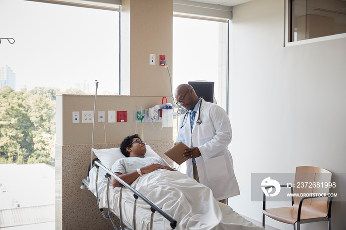 Patient speaking with doctor while lying on a hospital bed