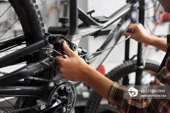 在自行车修理厂工作的男机修工，修理工在车间修理自行车的裁剪镜头，w