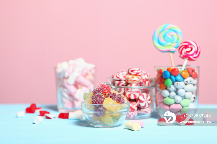 彩色背景上桌上的各种糖果。