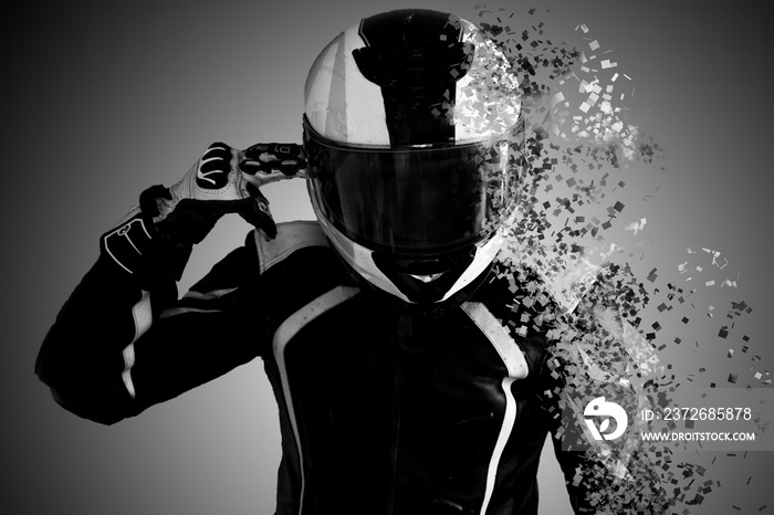 Motorradfahrer hält sich seine Hand am Kopf, Helm, schwarzweiss, Portrait