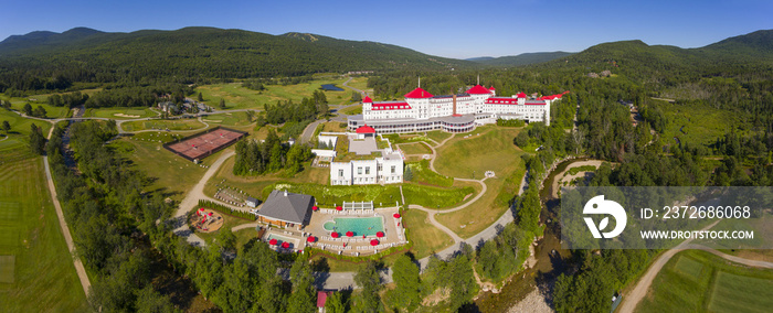 美国新罕布什尔州布雷顿森林华盛顿山酒店夏季全景鸟瞰图