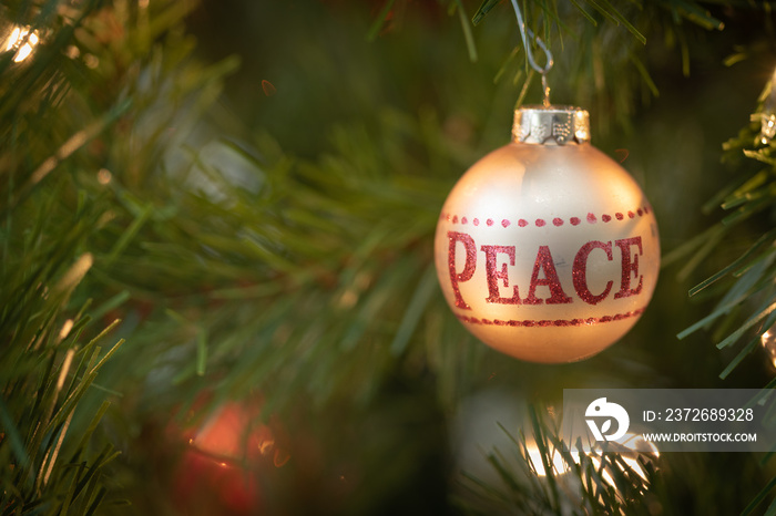 树上挂的圣诞装饰品上写着和平