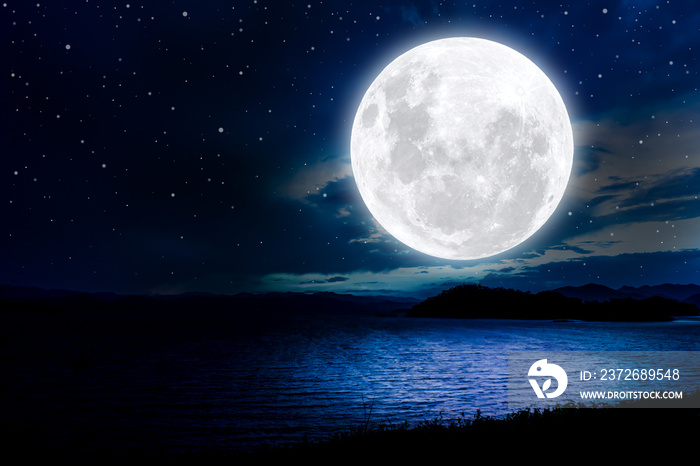 夜晚湖面上明亮的满月。