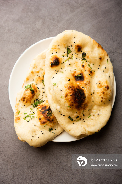 naan，nan面包装在盘子里，隔离