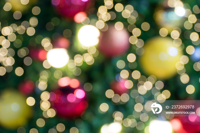 圣诞树上有五颜六色的装饰物——圣诞装饰