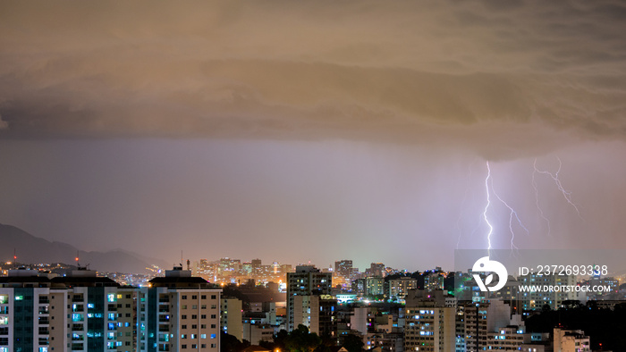 Imagens da chegada de uma tempestade com raios e chuva, na cidade durante a noite em Niterói, Rio de