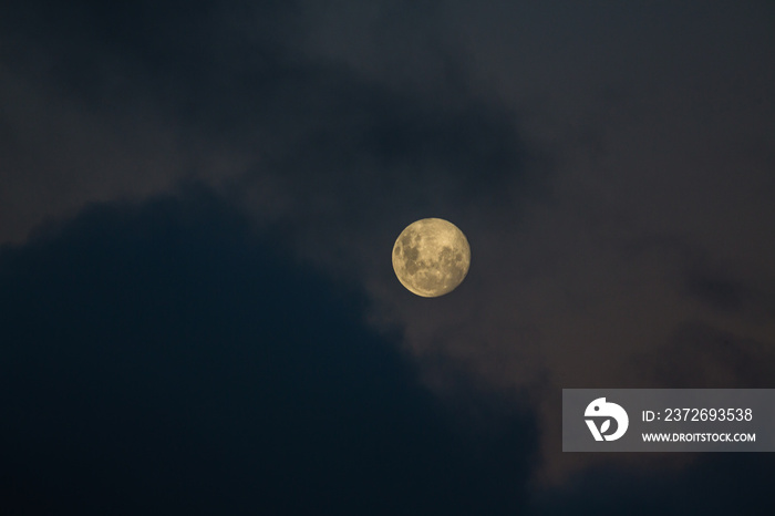 夜空と雲に少しかかった満月