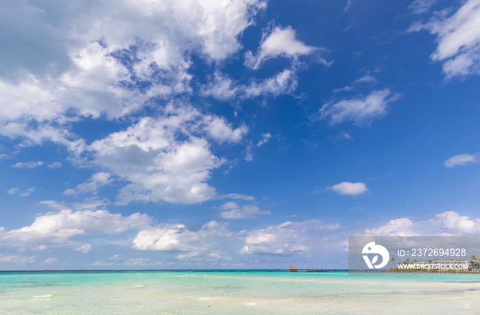 宁静的绿松石Isla Mujeres海滩北普拉亚以翡翠般的海水、沙质海岸和海滩而闻名