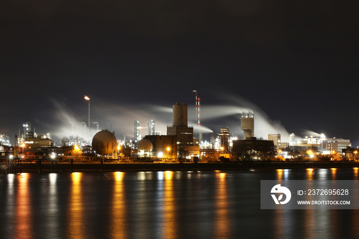 Nachtaufnahme von der BASF in Ludwigshafen mit dem Rhein im Vordergrund