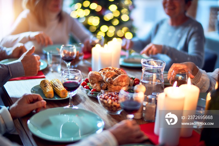 家人和朋友在家里用传统食物和装饰庆祝平安夜，等等