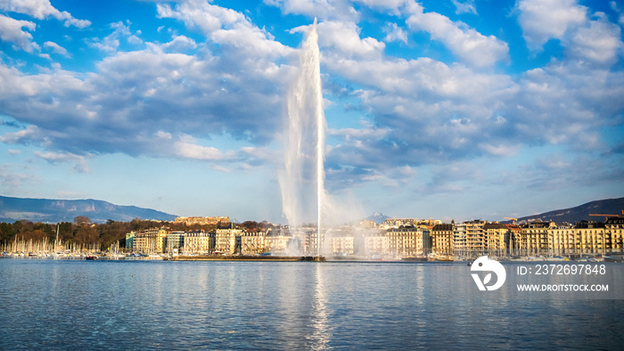 日内瓦的Jet dEau喷泉和港口图片。瑞士日内瓦。