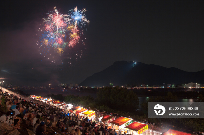 長良川の花火大会。 日本の岐阜県の花火イベント。