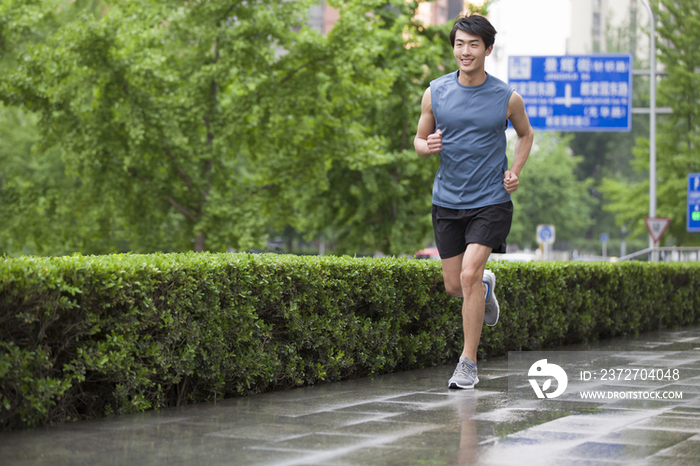 年轻男子在户外跑步健身