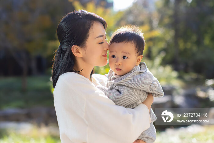 年轻妈妈在公园陪宝宝玩耍