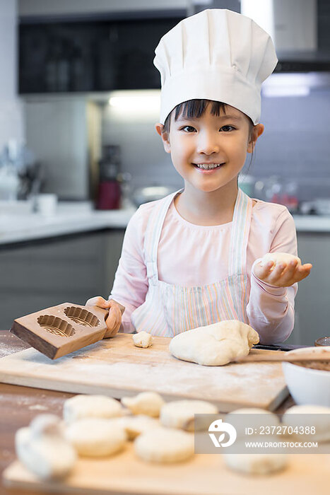 快乐的小女孩在家制作糕点