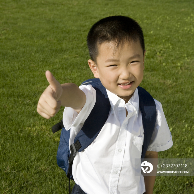 竖大拇指的小学生