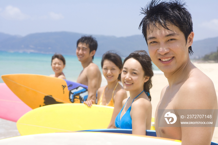 拿着冲浪板的男孩特写