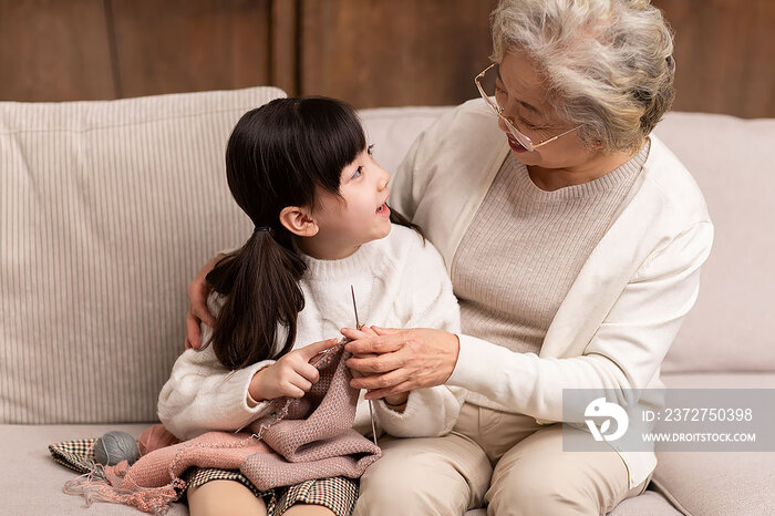 奶奶教孙女织围巾