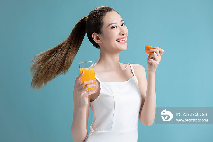 年轻美女喝橙汁