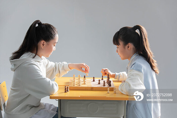 两个女孩下国际象棋